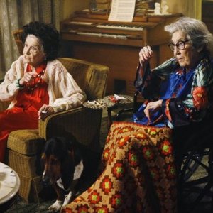 Jeanette Miller e Francis Bay in una scena dell'episodio The Floating Anniversary della serie The Middle