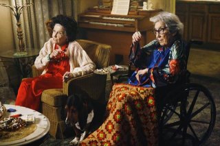 Jeanette Miller e Francis Bay in una scena dell'episodio The Floating Anniversary della serie The Middle