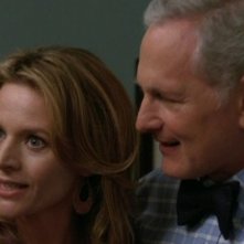 Jessalyn Gilsig e la guest star Victor Garber in una scena dell'episodio Acafellas della serie Glee