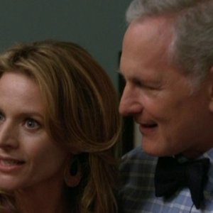 Jessalyn Gilsig e la guest star Victor Garber in una scena dell'episodio Acafellas della serie Glee