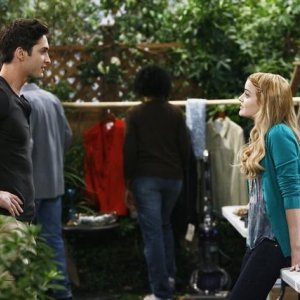Jordan Hinson e Matthew Florida in una scena dell'episodio Yard Sale della serie Hank