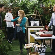 Jordan Hinson, Matthew Florida e Kelsey Grammer in una scena dell'episodio Yard Sale della serie Hank