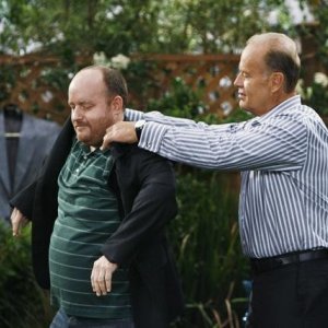 Kelsey Grammer in una scena dell'episodio Yard Sale della serie Hank