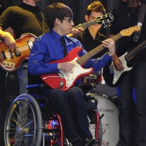 Kevin McHale in una scena dell'episodio The Rhodes Not Taken della serie Glee