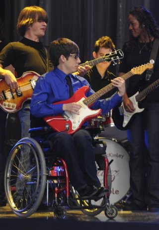 Kevin McHale in una scena dell'episodio The Rhodes Not Taken della serie Glee