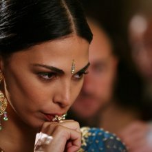 La bella Moran Atias in una scena del film Oggi Sposi