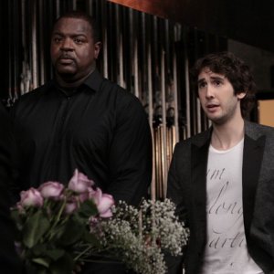 La guest star Josh Groban in un momento dell'episodio Acafellas della serie Glee