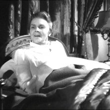 Leopoldine Konstantin in una scena del film Notorious - L'amante perduta ( 1946 )