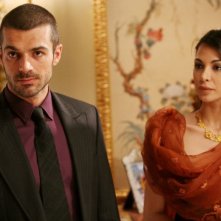 Luca Argentero e Moran Atias in una scena del film Oggi Sposi