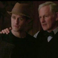 Matthew Morrison e la guest star Victor Garber nell'episodio Acafellas della serie Glee