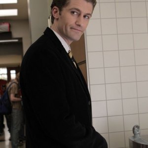 Matthew Morrison in una scena dell'episodio The Rhodes Not Taken della serie Glee