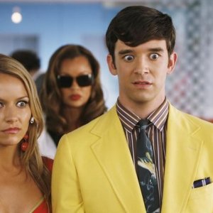 Michael Urie e Becki Newton nell'episodio Blue on Blue della serie Ugly Betty