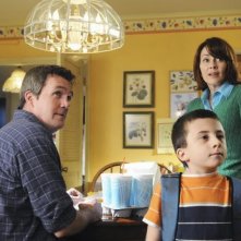 Patricia Heaton, Neil Flynn ed Atticus Shafer in una scena del pilot della serie The Middle
