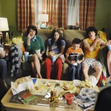 Patricia Heaton, Neil Flynn, Eden Sher, Charlie McDermott ed Atticus Shafer in una scena del pilot della serie The Middle