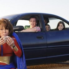 Patricia Heaton, Neil Flynn, Eden Sher ed Atticus Shafer in una scena del pilot della serie The Middle