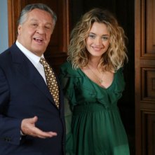 Renato Pozzetto e Carolina Crescentini in una scena del film Oggi Sposi