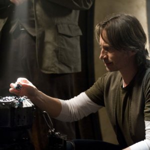 Robert Carlyle in un momento delle premiere di Stargate Universe