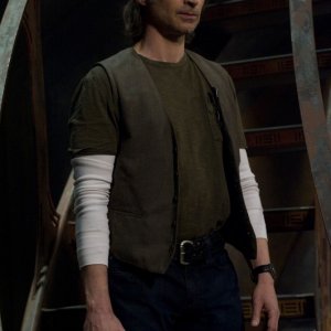 Robert Carlyle in una scena della premiere di Stargate Universe
