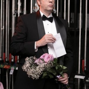 Stephen Tobolowsky in una scena dell'episodio Acafellas della serie Glee