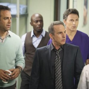Timothy Daly, Taye Diggs e Paul Adelstein in una scena dell'episodio A Death in the Family di Private Practice