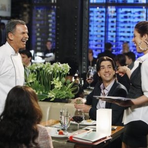 Tony Plana, America Ferrera, Hamish Linklater ed Ana Ortiz in una scena dell'episodio Blue on Blue della serie Ugly Betty