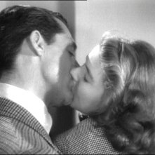 Un bacio appassionato tra Cary Grant e Ingrid Bergman in Notorious - L'amante perduta ( 1946 )
