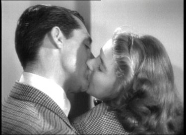 Un bacio appassionato tra Cary Grant e Ingrid Bergman in Notorious - L'amante perduta ( 1946 )