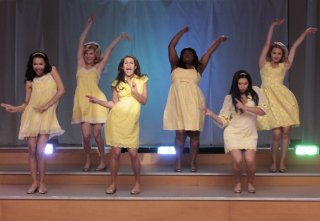 Una scena di ballo dell'episodio Vitamin D della serie Glee
