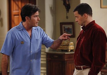 Charlie Sheen ed Jon Cryer nell'episodio 818-jklpuzo della settima stagione di Due uomini e mezzo