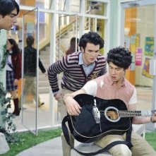 I Jonas Brothers in una scena dell'episodio Complete Repeat della serie Jonas
