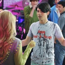 Joe Jonas e Chelsea Staub in una scena dell'episodio Karaoke Surprise della serie Jonas