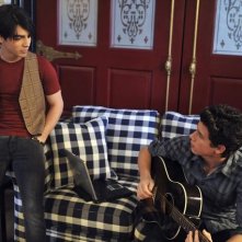 Joe Jonas e Nick Jonas in una scena dell'episodio Home Not Alone della serie Jonas