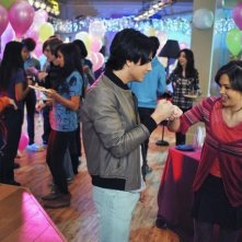 Joe Jonas e Nicole Anderson in una scena dell'episodio Karaoke Surprise della serie Jonas