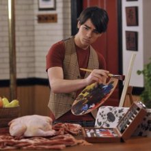 Joe Jonas in una scena dell'episodio Home Not Alone della serie Jonas