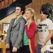 Kevin Jonas, Chelsea Staub e Joe Jonas in una scena dell'episodio Love Sick della serie Jonas