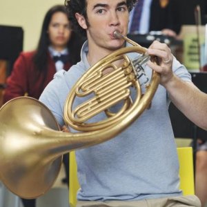 Kevin Jonas in una scena dell'episodio That Ding You Do della serie Jonas