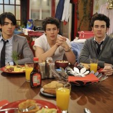 Kevin Jonas, Joe Jonas e Nick Jonas in una scena dell'episodio Home Not Alone della serie Jonas