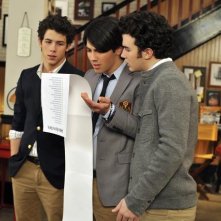 Kevin Jonas, Joe Jonas e Nick Jonas nell'episodio Home Not Alone della serie Jonas