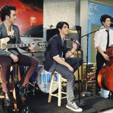 Kevin Jonas, Nick Jonas e Joe Jonas in una scena dell'episodio Love Sick della serie Jonas
