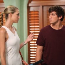 Matt Lanter e Sara Foster in una scena dell'episodio The Porn King di 90210