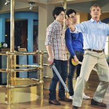 Nick e Kevin Jonas e Chuck Hittinger in una scena dell'episodio The Three Musketeers della serie Jonas