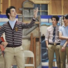 Nick, Joe e Kevin Jonas in una scena dell'episodio The Three Musketeers della serie Jonas