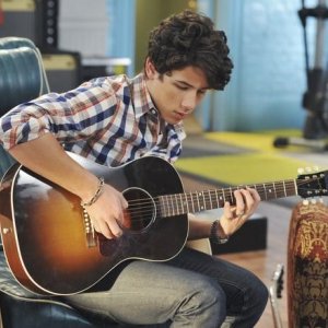 Nick Jonas in una scena dell'episodio That Ding You Do della serie Jonas