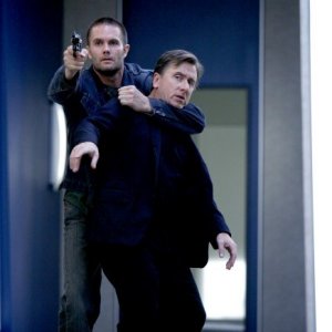Tim Roth e la guest star Garret Dillahunt in una scena dell'episodio Honey della serie Lie to Me