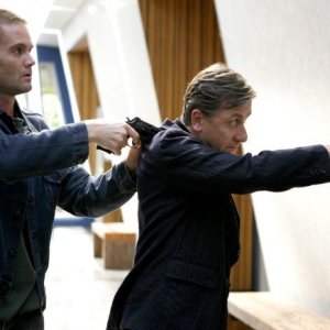 Tim Roth e la guest star Garret Dillahunt nell'episodio Honey della serie Lie to Me