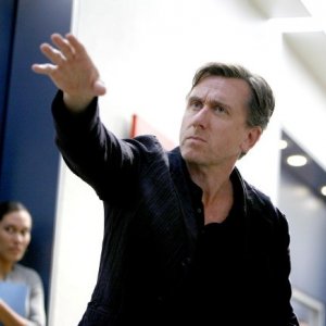 Tim Roth in una scena dell'episodio Honey della serie Lie to Me