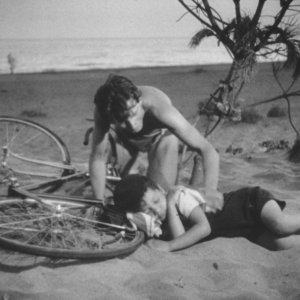 Una sequenza di Domenica d'Agosto di L. Emmer