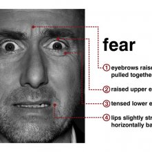 Tim Roth mostra il sentimento della 'paura' con l'espressione del viso per la serie Lie to Me