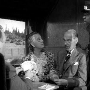 Alfred Hithcock (di spalle) in una scena del film L'ombra del dubbio ( 1943 )