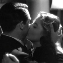 Cary Grant e Ingrid Bergman in una scena del film Notorious di Alfred Hitchcock